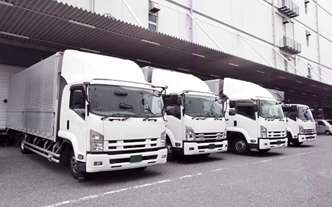 倉庫の荷受場に並ぶ運送トラック