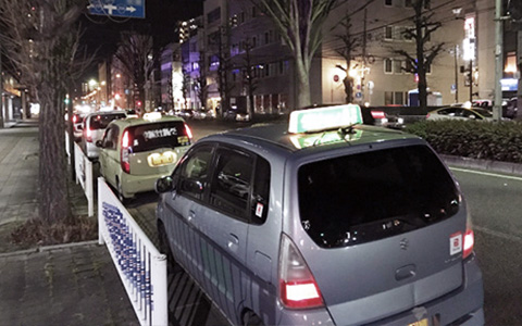夜間に待機している運転代行車両