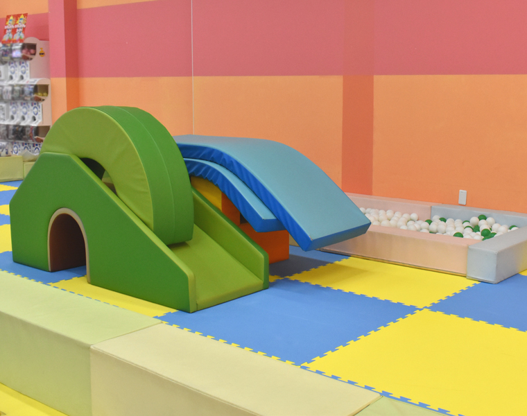 小さなお子様用の無料ボールプール