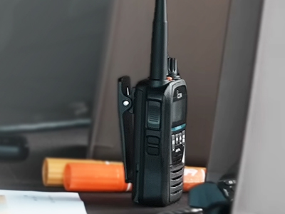 デスクに置かれた無線機