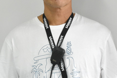 スピーカーマイクを装着した男性