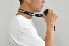 スピーカーマイクで話す男性