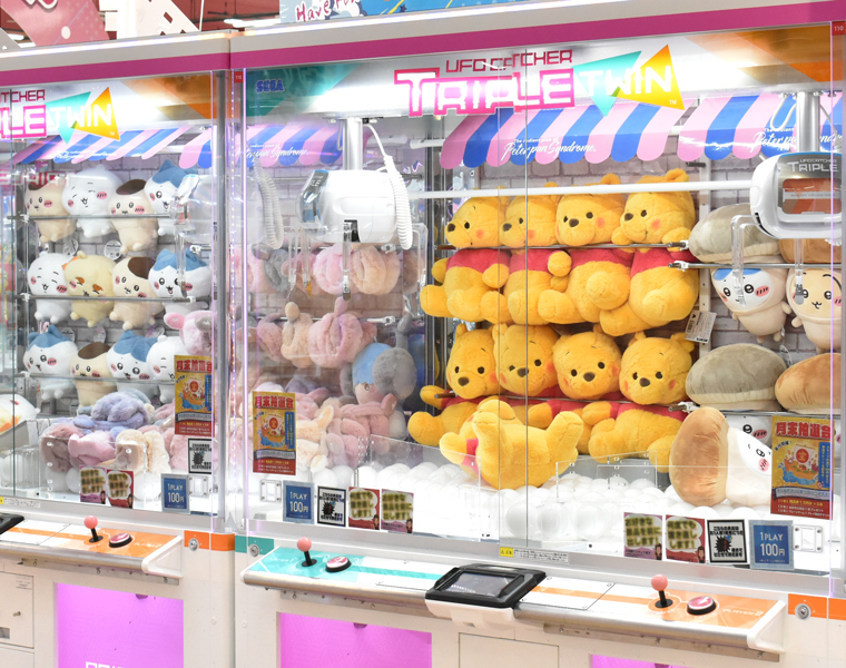 人気キャラクター景品が並ぶクレーンゲーム機
