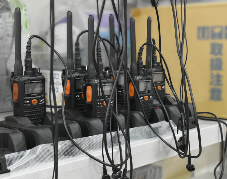 全スタッフ分の特定小電力トランシーバーと充電器