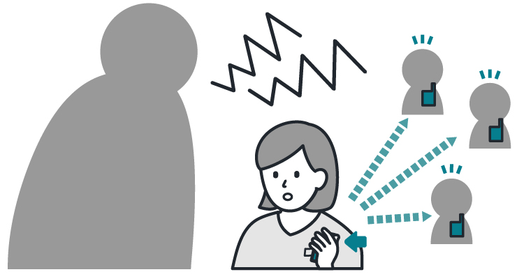 インカムを使用し他の職員に一斉に状況を伝える様子