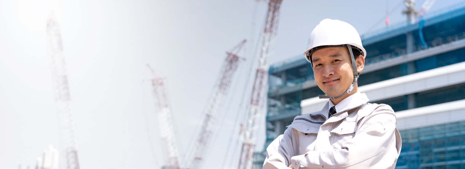 建設現場で円滑にコミュニケーションを取る男性のイメージ