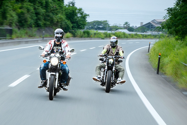 バイクツーリングをする人