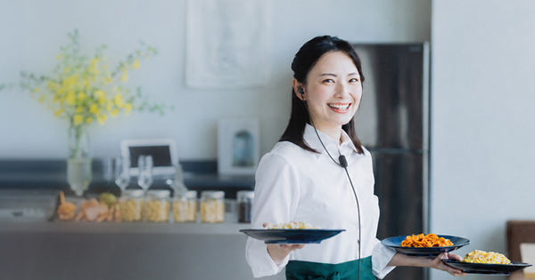 カフェでインカムを使用し連絡を取るスタッフ