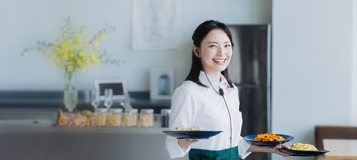 カフェで無線機を使用し連絡を取るスタッフ